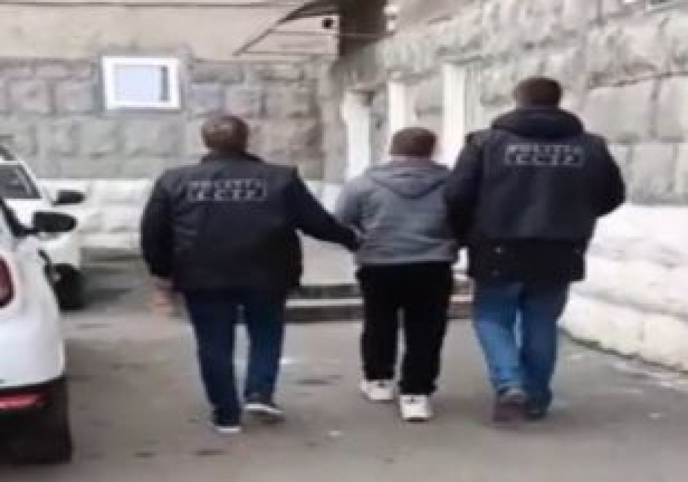 Tatăl vitreg și abuzatorul unei adolescente – reținuți pentru exploatarea ei sexuală